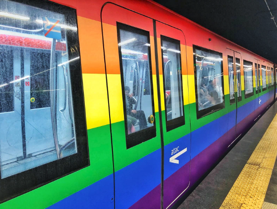 Gay Pride Roma. Metro arcobaleno è un'operazione ideologica, Gualtieri chiarisca il costo per i cittadini 1